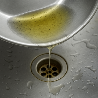 Bahaya-Membuang-Minyak-Goreng-di-Sink